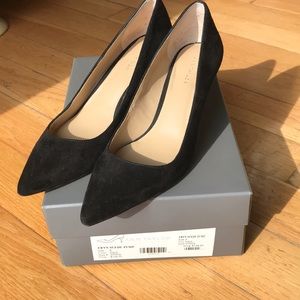 Ann Taylor Eryn black suede pump